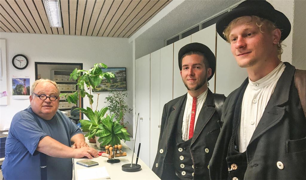 Ein junges Duo auf der Walz stellt sich im Mühlacker Rathaus bei OB-Stellvertreter Günter Bächle vor. Foto: Stadt Mühlacker