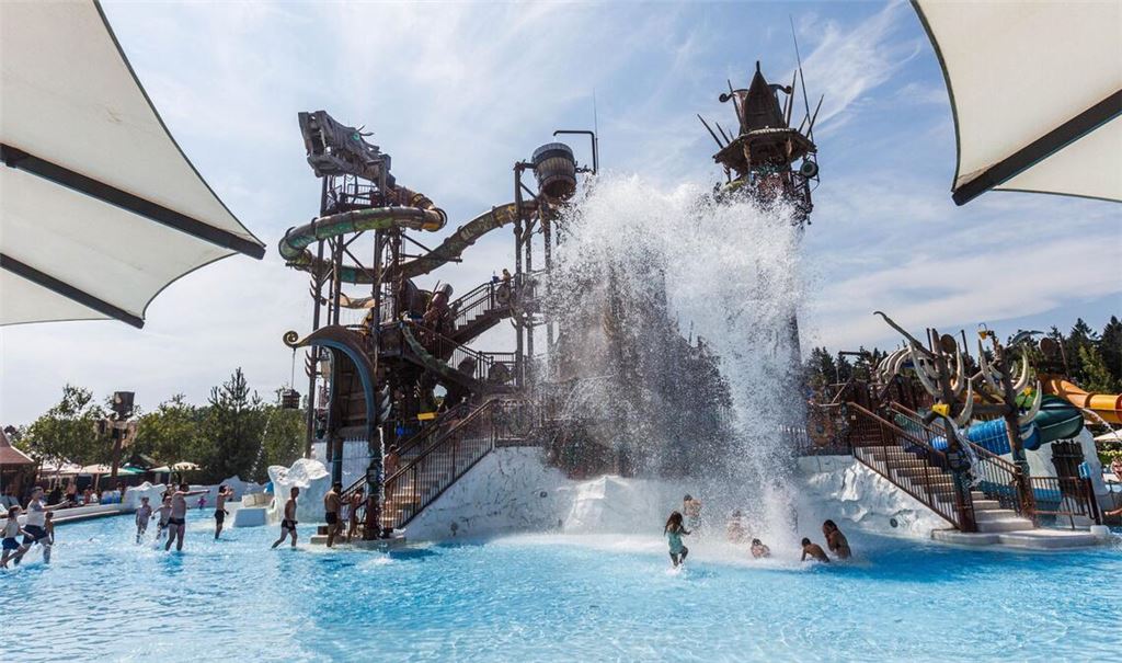 Ein junges Mädchen wurde im Sommer 2025 aus dem Erlebnisbad mitgenommen.