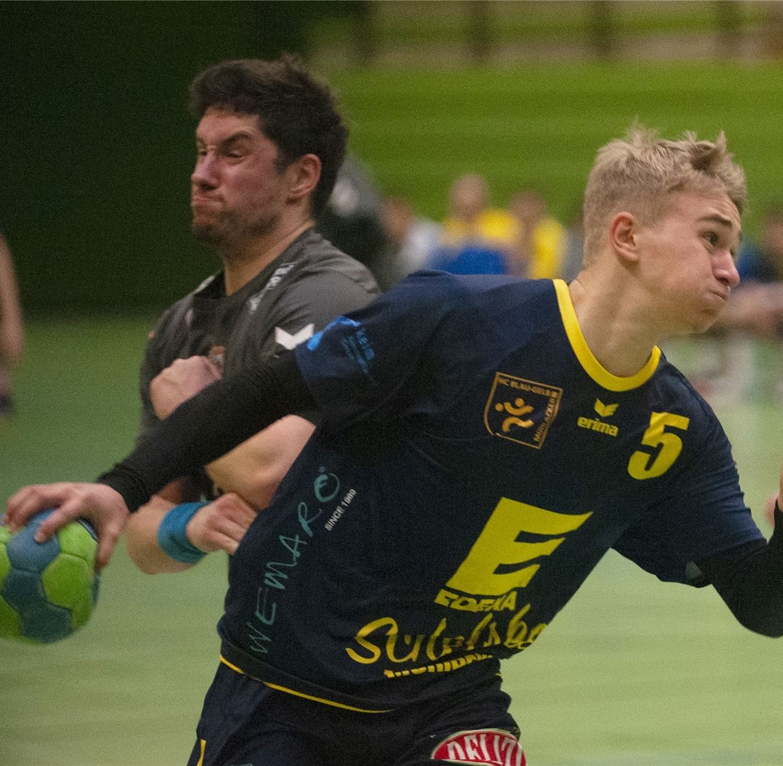 Blau-Gelb-Trainer wurmt bittere Niederlage Ein junges Mühlacker Team, hier Soma Czekus im April 2022 gegen Gondelsheim, zahlt Lehrgeld beim 18:29. Archivfoto: Fotomoment