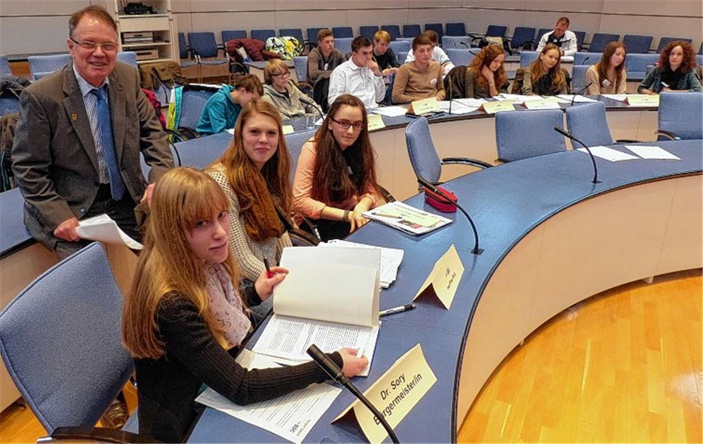 Ein junges afrikanisches Parlament tagt im Landratsamt: Dezernent Zeller mit den Teilnehmern des Planspiels.