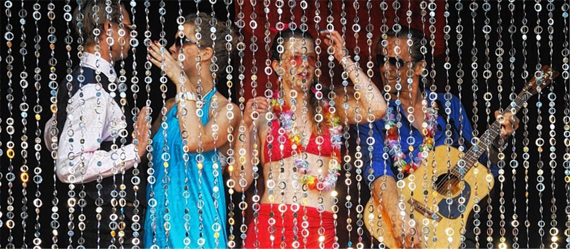 Ein junges, spielfreudiges Ensemble bringt den Theater-Klassiker in frischem Gewand auf die Bühne.