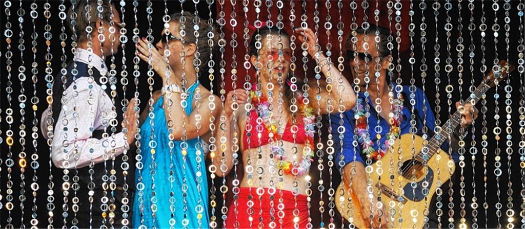 Ein junges, spielfreudiges Ensemble bringt den Theater-Klassiker in frischem Gewand auf die Bühne.