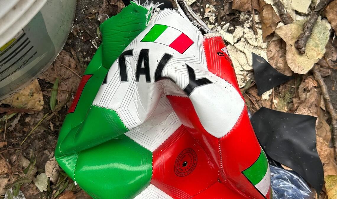 Ein kaputter Fußball liegt auf einer Straße in Rom. Italien hat zum dritten Mal nacheinander die Teilnahme an der Fußball-WM verpasst. Der viermalige Weltmeister verlor das Playoff-Spiel in Bosnien-Herzegowina.