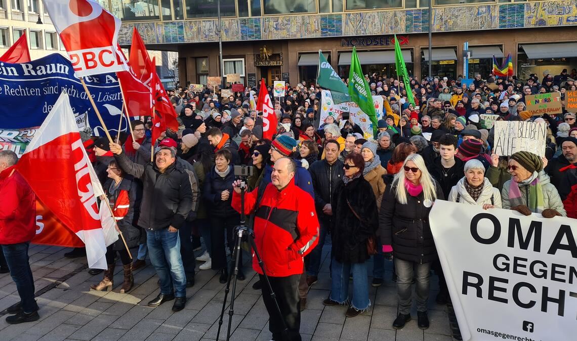 Ein klares Zeichen gegen Rechts und für Demokratie. Foto: Metzbaur