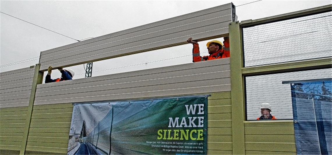 Ein kleiner Handgriff für die Arbeiter, ein großer Schritt für Illingen: Das letzte Element der Lärmschutzwand nördlich der Gleise wird eingesetzt. Foto: Goertz