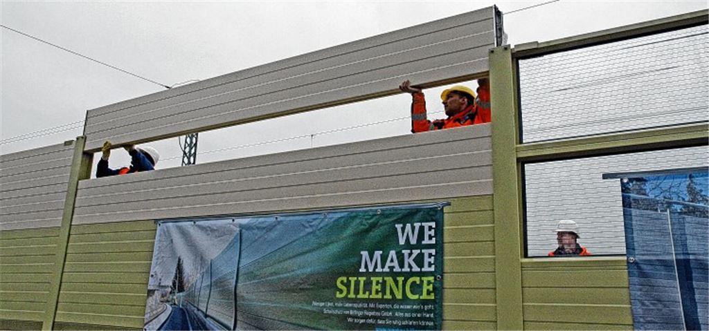 Ein kleiner Handgriff für die Arbeiter, ein großer Schritt für Illingen: Das letzte Element der Lärmschutzwand nördlich der Gleise wird eingesetzt. Foto: Goertz
