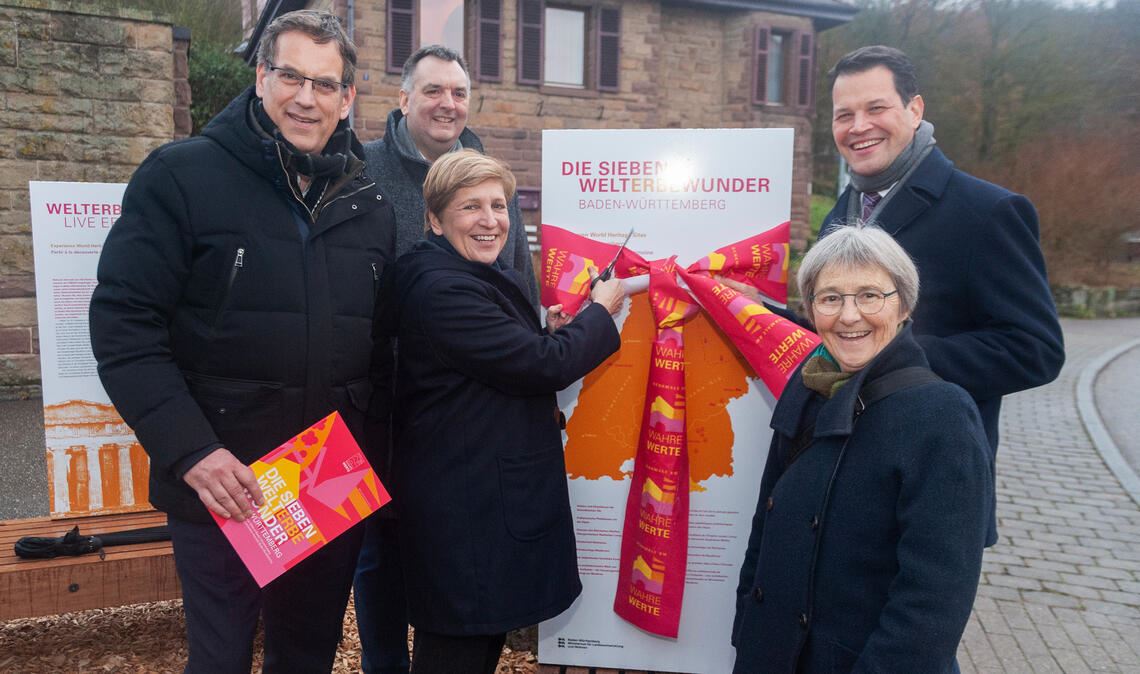 Ein kleiner symbolischer Scherenschnitt der Ministerin - und schon ist die Einweihung der Bänke ganz offiziell erfolgt.