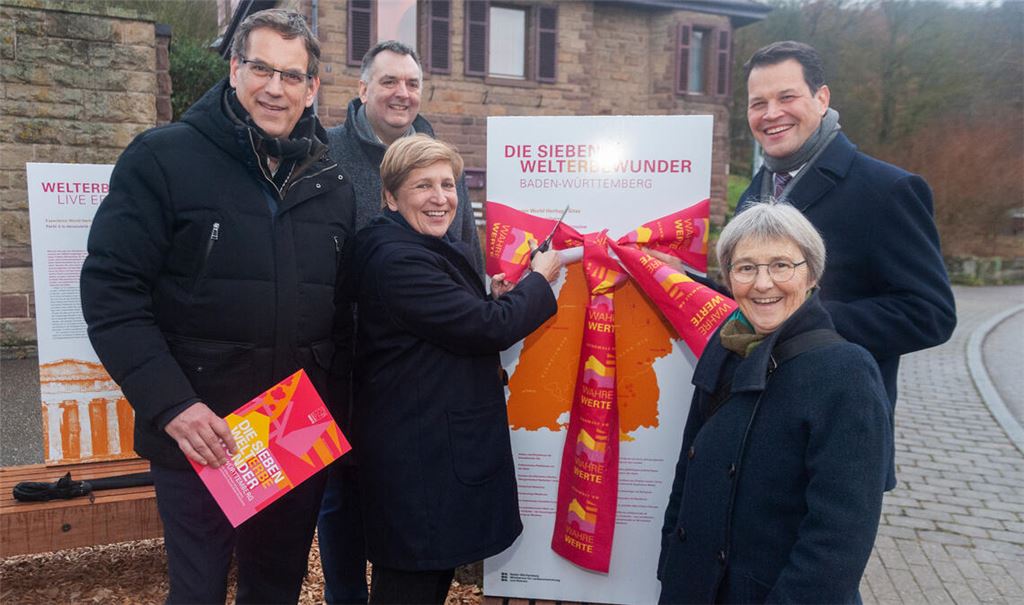 Ein kleiner symbolischer Scherenschnitt der Ministerin - und schon ist die Einweihung der Bänke ganz offiziell erfolgt.