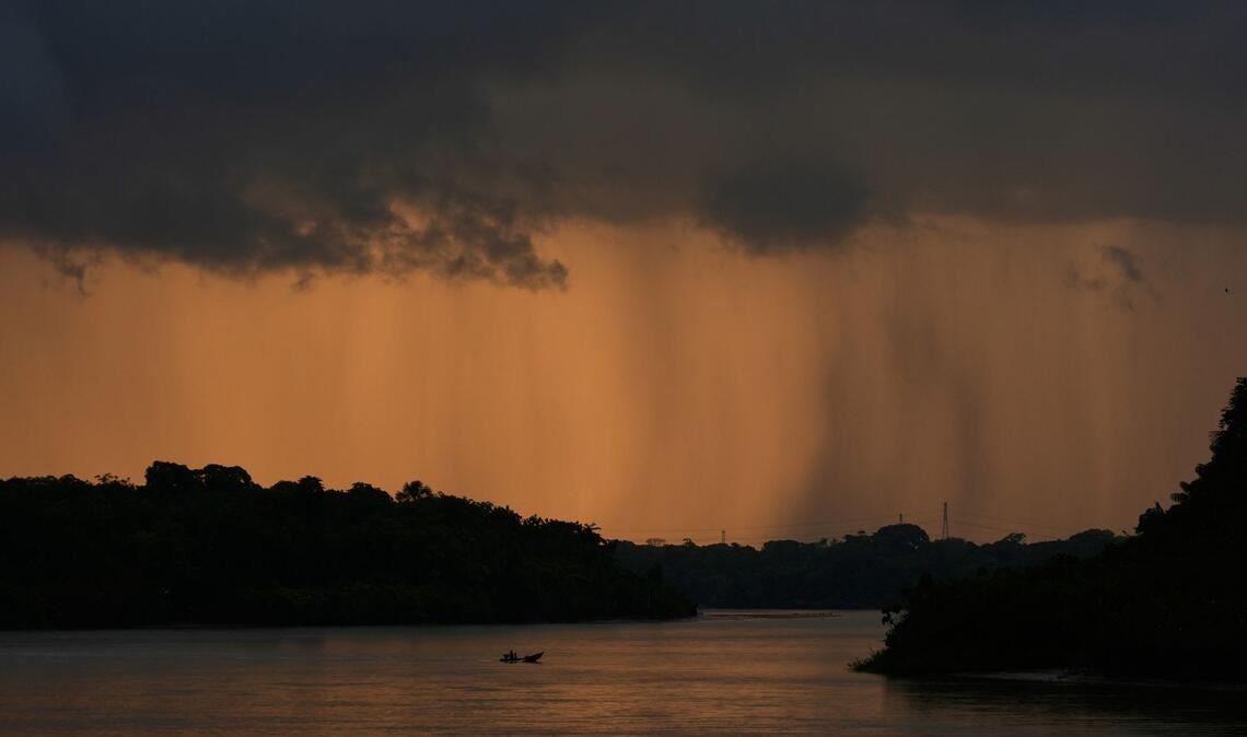Ein kleines Boot überquert einen Fluss in der Nähe von Itacoa Miri in Brasilien.