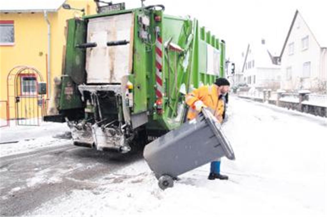 Ein knallharter Job bei Schnee und Eis: Müllwerker Oskar Kallis von der Firma Sita gestern Nachmittag in Dürrmenz. Foto: Franz