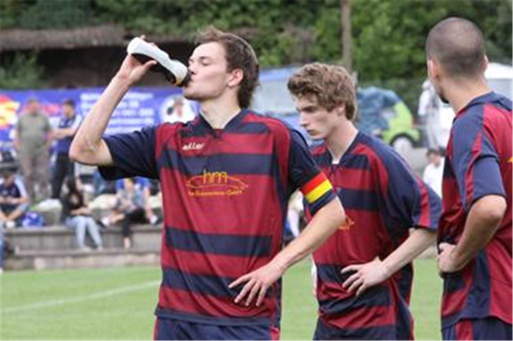Ein kräftiger Schluck tut gut, vor allem wenn man wie der TSV Ötisheim beinahe alle drei Tage ein Pflichtspiel zu bestreiten hat. Foto: Eigner