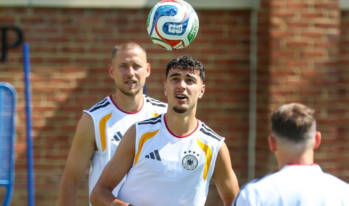 Ein kraftvolles Signal setzen Aleksandar Pavlovic (M) und Waldemar Anton (l) beim Abschlusstraining.