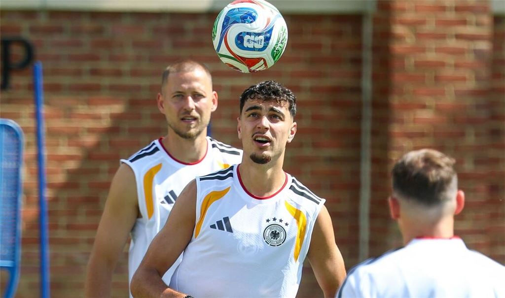 Ein kraftvolles Signal setzen Aleksandar Pavlovic (M) und Waldemar Anton (l) beim Abschlusstraining.