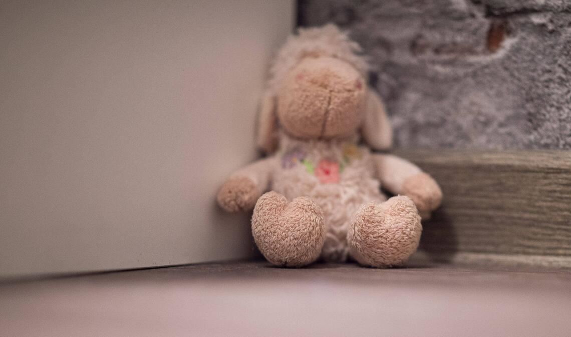 Ein leitender Mitarbeiter eines Kinderheims soll einen Jungen mehrfach schwer sexuell missbraucht haben (Symbolfoto).