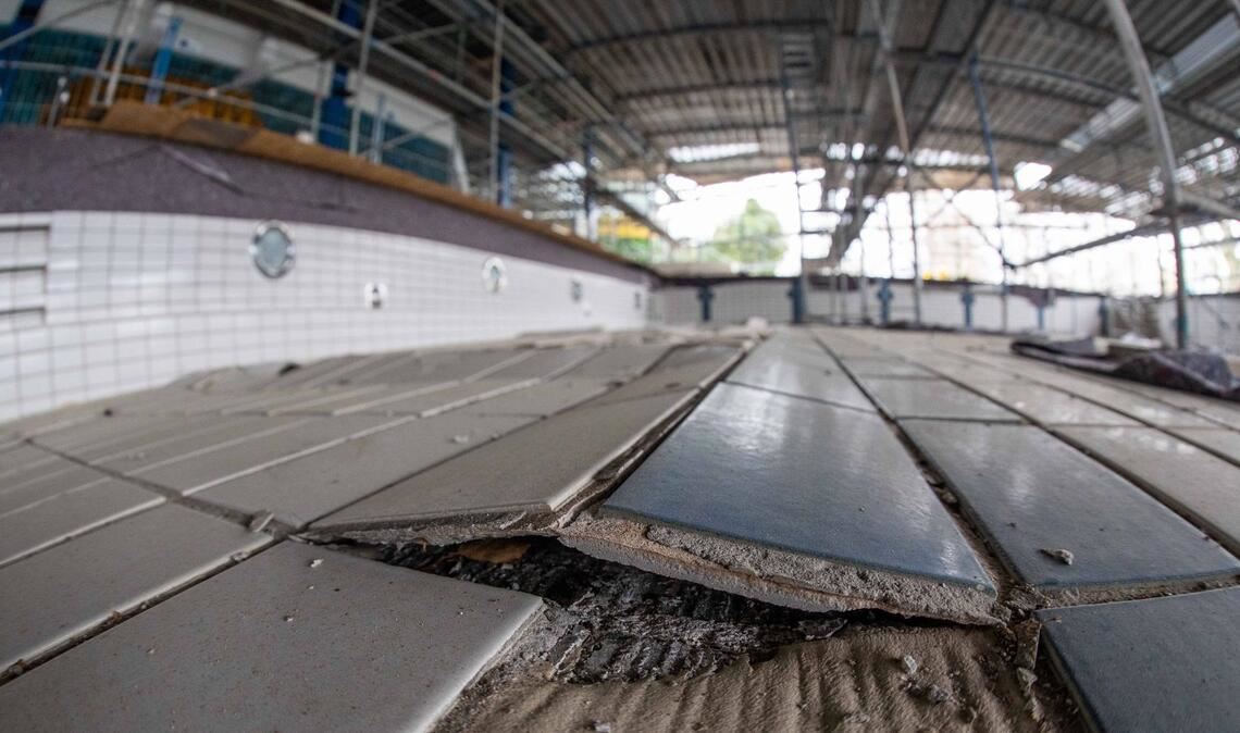 Jedes zweite Hallenbad muss generalüberholt werden Ein marodes geschlossenes Hallenbad: In Zeiten der angespannten Finanzlage belasten die Einrichtungen die Haushalte der Kommunen. Gebaut wurden die Bäder oft in den 60er- oder 70er-Jahren, saniert wurden sie überwiegend nicht mehr. Fördertöpfe gibt es wenige bis keine.