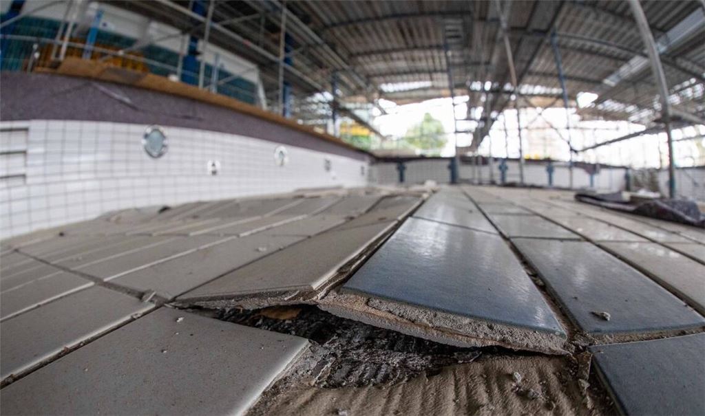 Ein marodes geschlossenes Hallenbad: In Zeiten der angespannten Finanzlage belasten die Einrichtungen die Haushalte der Kommunen. Gebaut wurden die Bäder oft in den 60er- oder 70er-Jahren, saniert wurden sie überwiegend nicht mehr. Fördertöpfe gibt es wenige bis keine.