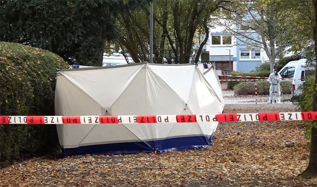 Ein maskierter Mann hat auf eine Frau eingestochen, als sie ihr Wohnhaus in Bremen verließ. Auch ihr Sohn wurde verletzt.