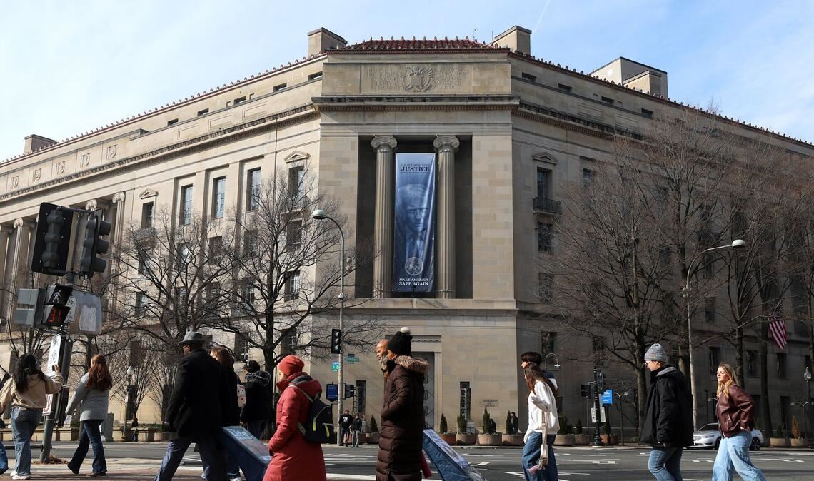 Ein meterlanges Trump-Banner hängt an der Fassade des US-Justizministeriums. (Archivbild)