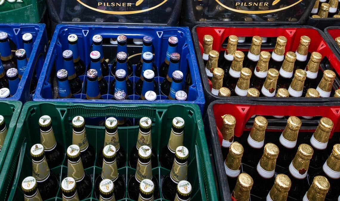 Ein mit Bierpaletten beladener Lastwagen hat auf einer Bundesstraße mehrere Hundert Bierkästen verloren. (Symbolbild)