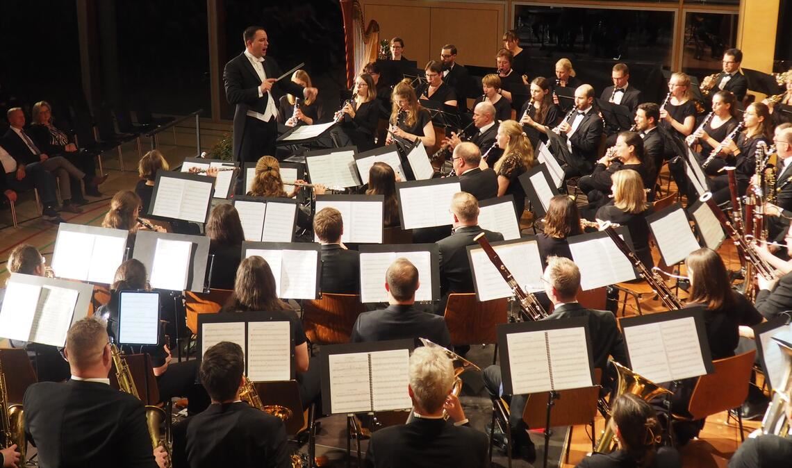 Ein mitreißendes Konzert bietet zum Jubiläum des MV Freudenstein das Landesblasorchester unter der Leitung von Björn Bus. Foto: Müller