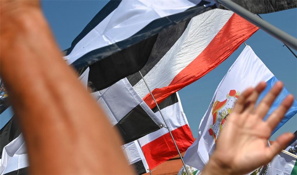 Ein mutmaßlicher Anhänger der rechten „Kaiserreichsgruppe“ steht in Stuttgart vor Gericht. (Symbolbild)