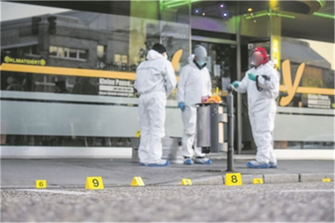 Tötungsdelikt in Pforzheim: Erste Hinweise eingegangen Ein mutmaßliches Tötungsdelikt sorgt über Pforzheim hinaus für Aufsehen. Das Bild zeigt die Ermittler im Einsatz am Waisenhausplatz. Foto: Archiv