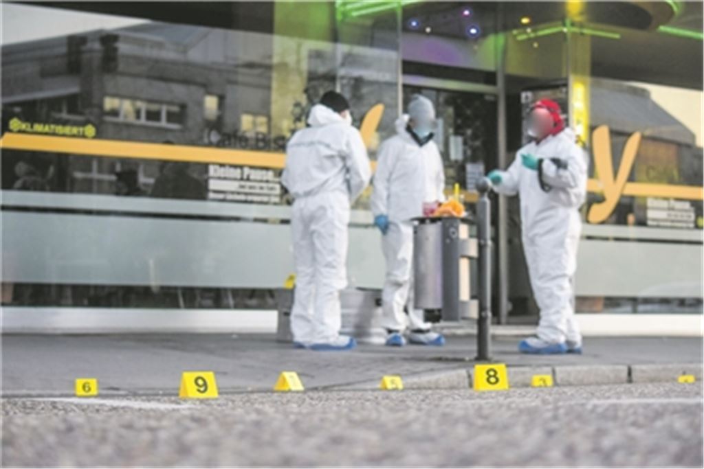 Ein mutmaßliches Tötungsdelikt sorgt über Pforzheim hinaus für Aufsehen. Das Bild zeigt die Ermittler im Einsatz am Waisenhausplatz. Foto: Archiv