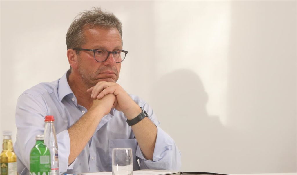 Ein nachdenklich und melancholisch wirkender Bürgermeister in seiner letzten Gemeinderatssitzung – in dem Moment, als er von allen Fraktionsspitzen mit viel Lob und mit teils sehr persönlichen Worten verabschiedet und gewürdigt wird. Foto: Disselhoff