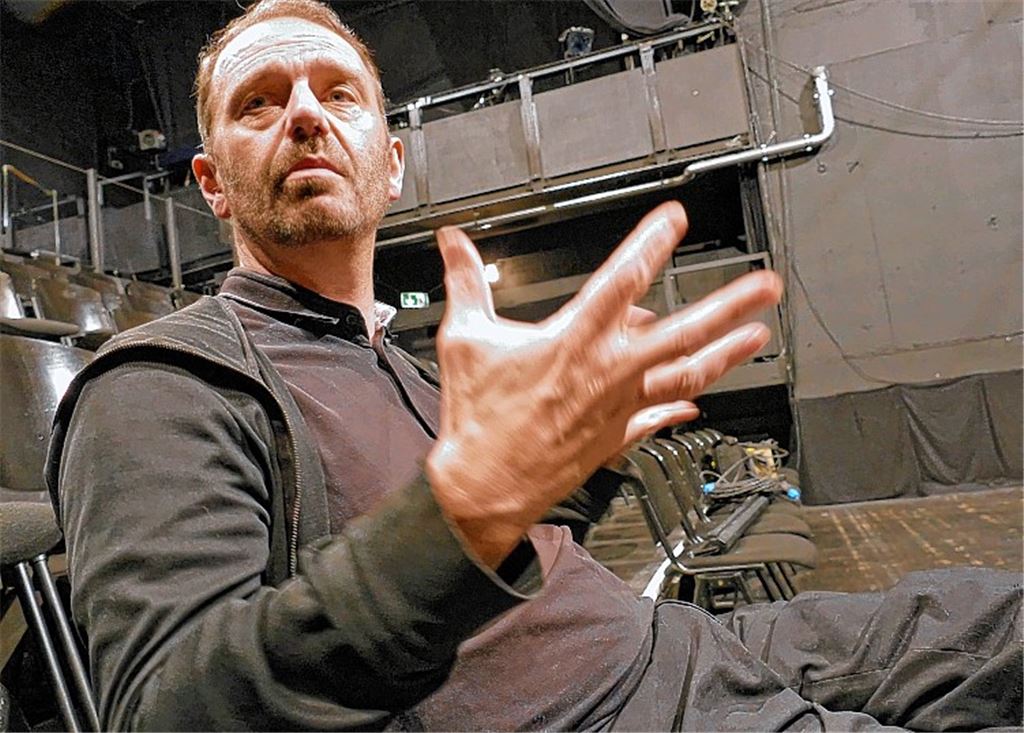 Ein nachdenklicher Ballettdirektor James Sutherland stellt sich im Podium den Fragen.