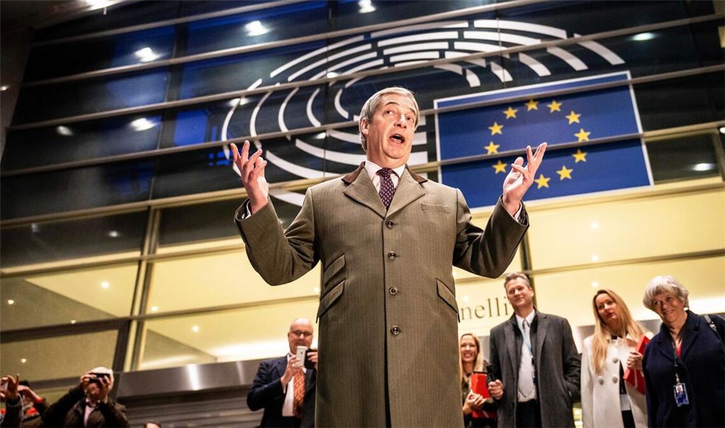 Ein nahezu symbolisches Bild: Brüssel am 29. Januar 2020, Nigel Farage  verlässt das Parlamentsgebäude der EU.
