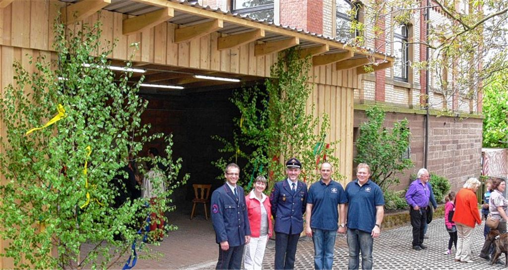 Ein neues Lagergebäude soll die Arbeit der Feuerwehrleute erleichtern: Bürgermeisterin Sigrid Hornauer mit den Feuerwehrleuten Michael Hildwein (stellvertretender Kommandant), Klaus Riekert (Kommandant), Marcus Härter (Kommandant Abteilung Diefenbach) und Jochen Häffner (Kommandant Abteilung Sternenfels, v. li.).