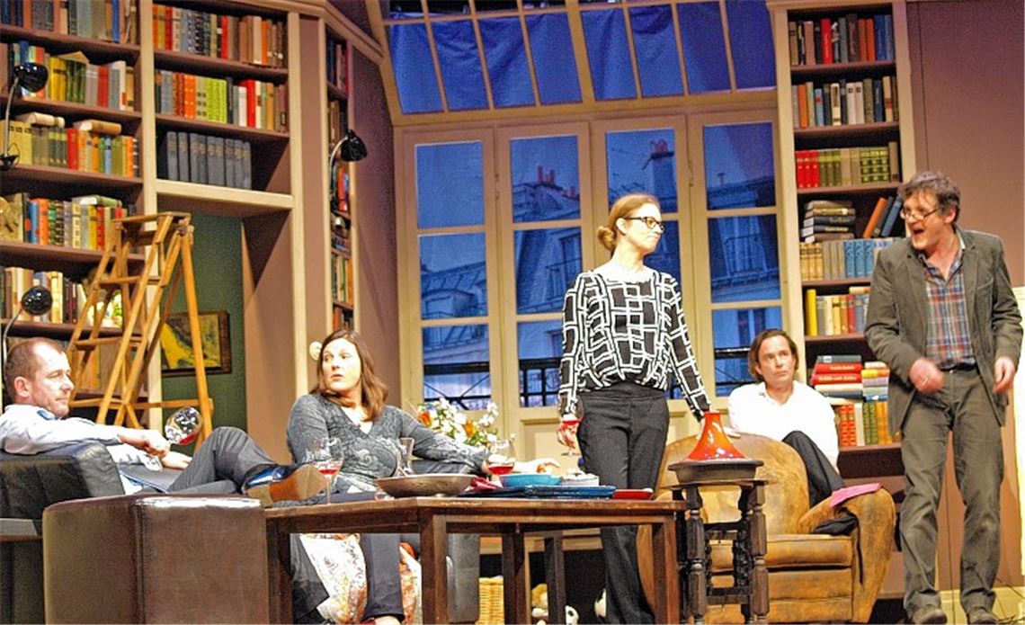 Ein nichtiger Anlass führt zur Eskalation der verbalen Gewalt: Vincent, Babou, Anna, Claude und ein wütender Pierre in der beeindruckenden Inszenierung des Stücks „Der Vorname“.