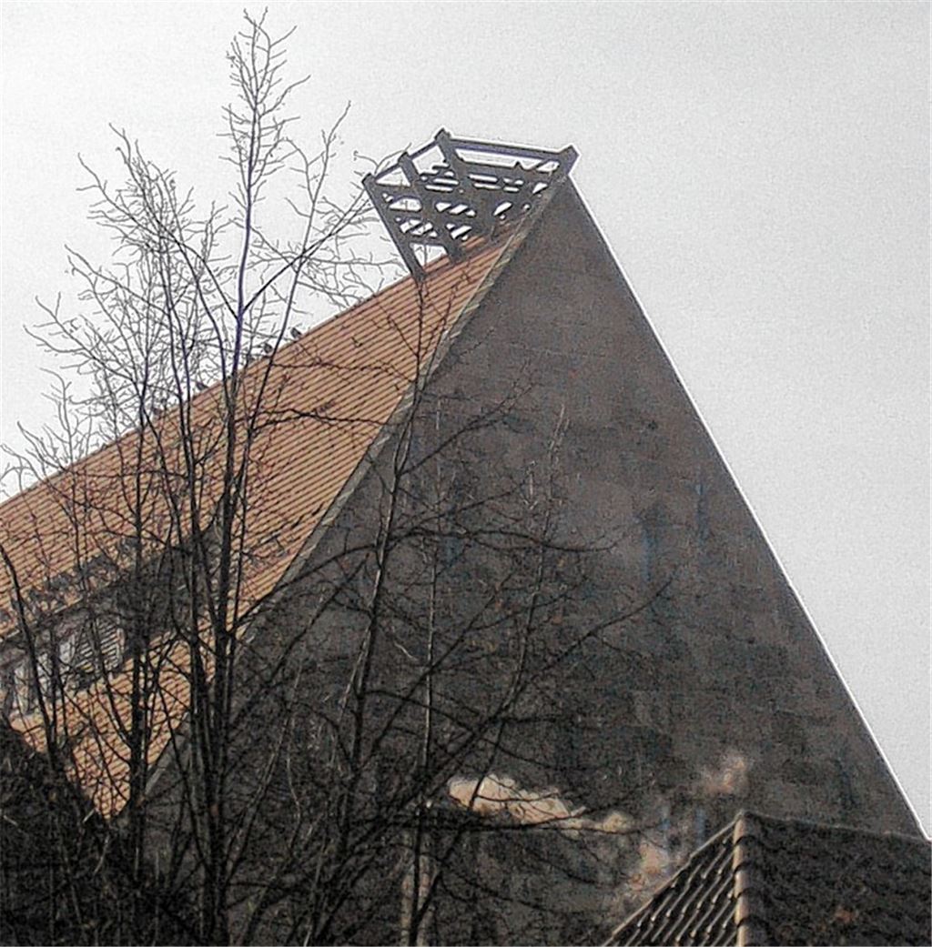 Ein noch wohnlich einzurichtendes Nest steht schon auf dem Dach des Knittlinger Steinhauses parat.