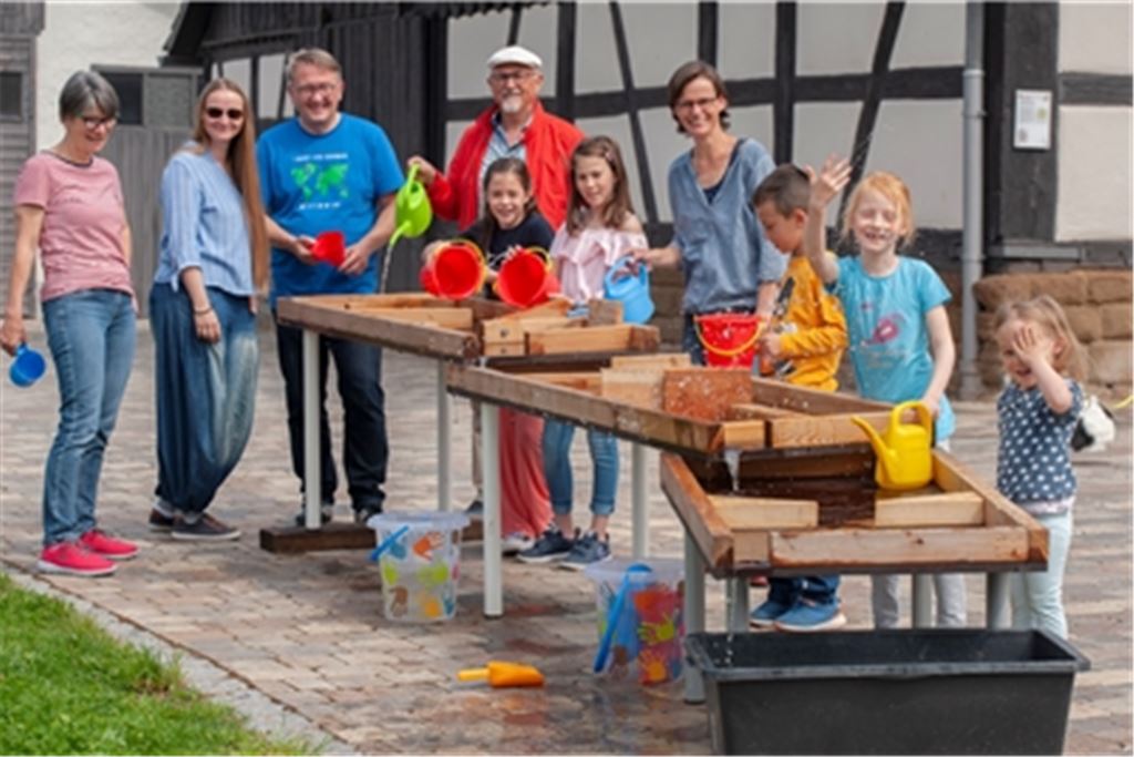 Ein örtlicher Zimmerer hat die mit Wasser betriebenen Spieltische konstruiert. Foto: Fotomoment
