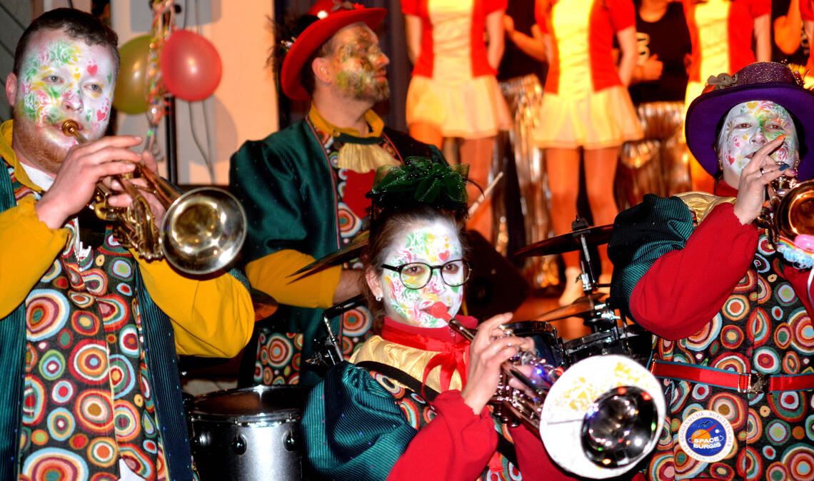 Ein optischer Hingucker und musikalisches Highlight: Die Guggenmusiker des TSV Köngen, die „Sau Glogg Gugga“, stimmen in Iptingen auf die anschließende Party ein. Fotos: Stahlfeld