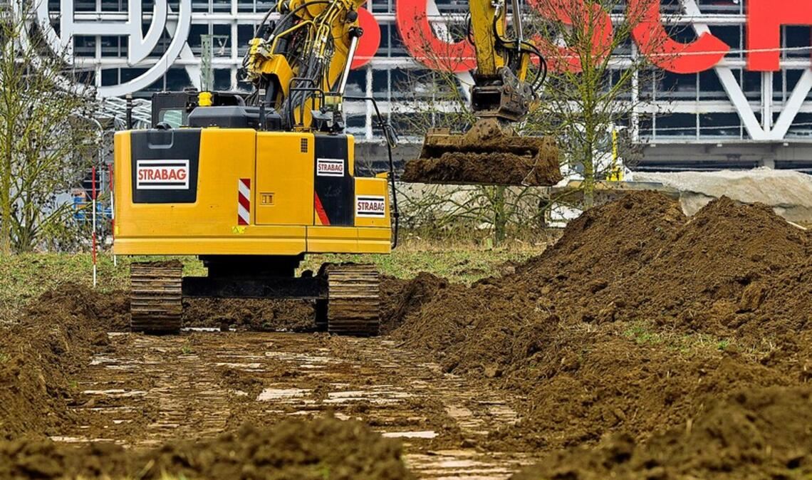 Ein paar Baggerbisse – das  ist  erst  einmal alles, was  zu sehen ist.