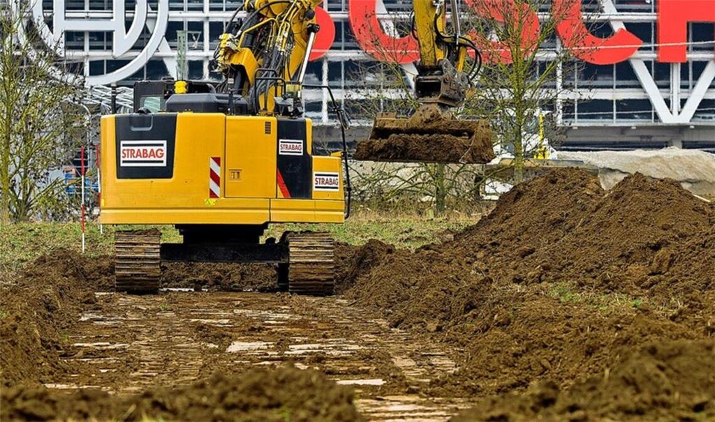 Ein paar Baggerbisse – das  ist  erst  einmal alles, was  zu sehen ist.