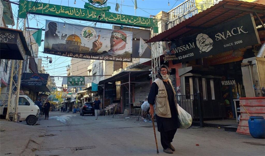 Ein palästinensischer Mann geht auf einer Straße in der Nähe des Ortes, an dem ein israelischer Angriff am Abend des 18. November das palästinensische Flüchtlingslager Ain al-Hilwah traf.