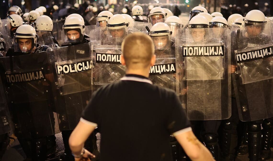 Ein regierungskritischer Demonstrant verspottet die Bereitschaftspolizei während einer von protestierenden serbischen Universitätsstudenten angeführten Kundgebung, die politische Veränderungen in dem von Präsident Aleksandar Vucic geführten Balkanland fordern.