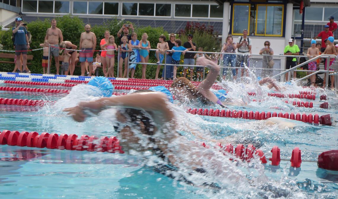 Ein riesen Spaß für Groß und Klein: der Swim and Run am Vortag vom Triathlon. Fotos: Friedrich