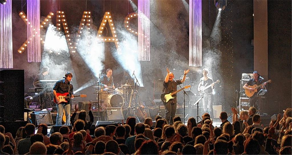 Ein riesengroßes rockiges Weihnachtsgeschenk beschert das Holztrio den rund 1300 Zuschauern im ausverkauften Mühlehof in Mühlacker.