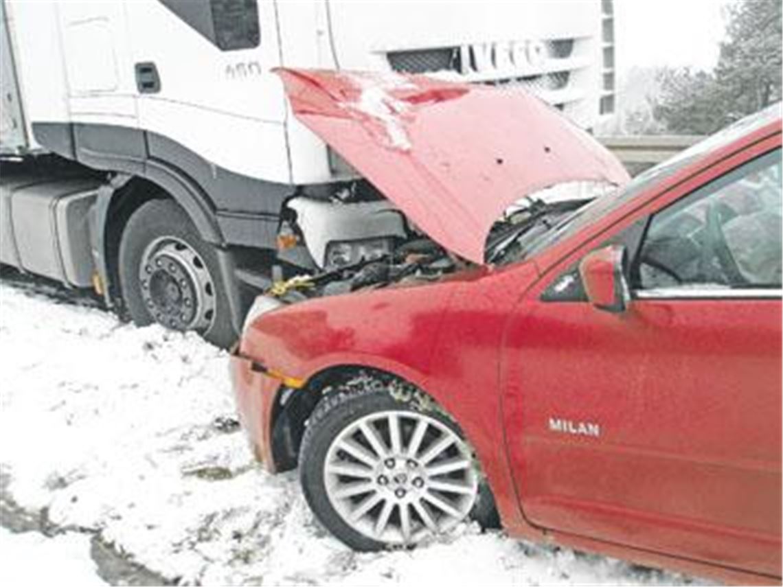 Ein roter Pkw, in dem Angehörige der US-Streikräfte saßen, ist gestern Morgen bei Heimsheim mit einem Lkw kollidiert. Foto: Polizei 