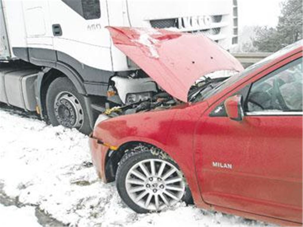 Ein roter Pkw, in dem Angehörige der US-Streikräfte saßen, ist gestern Morgen bei Heimsheim mit einem Lkw kollidiert. Foto: Polizei 