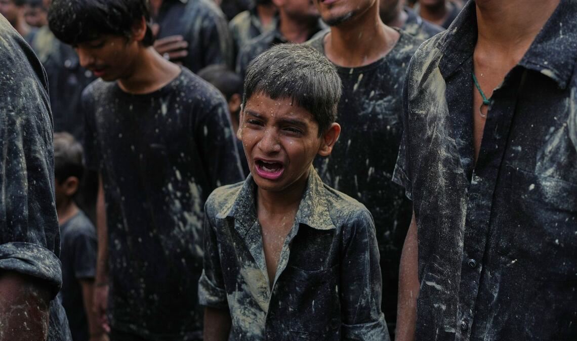 Ein schiitischer Junge trauert während einer Aschura-Prozession in Mumbai zum Gedenken an den Tod von Imam Hussein, dem Enkel des Propheten Mohammed, im 7. Jahrhundert.