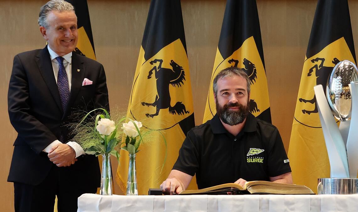Ein schönes Bild: Stuttgarts OB Frank Nopper, Surge-Coach Jordan Neuman, das Goldene Buch und die Meister-Trophäe – weitere interessante Fotos aus dem Rathaus finden Sie in unserer Bildergalerie.