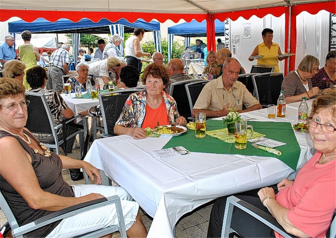 Ein schönes Fest: Die Besucher strahlten mit der Sonne um die Wette.