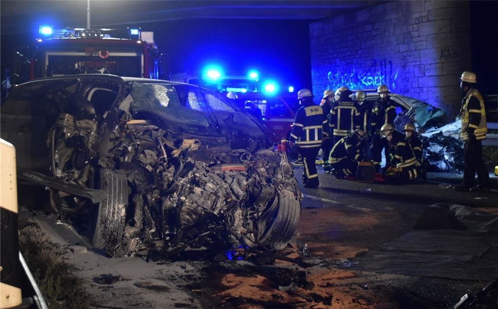 Ein schrecklicher Unfall mit tragischen Folgen: Drei Menschen sterben auf der A8 nach einem Geisterfahrer-Unfall.Foto: Myroshnichenko