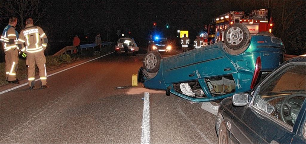 Ein schwerer Unfall auf der B10 ruft in der Nacht zum Sonntag Polizei und Rettungskräfte auf den Plan.