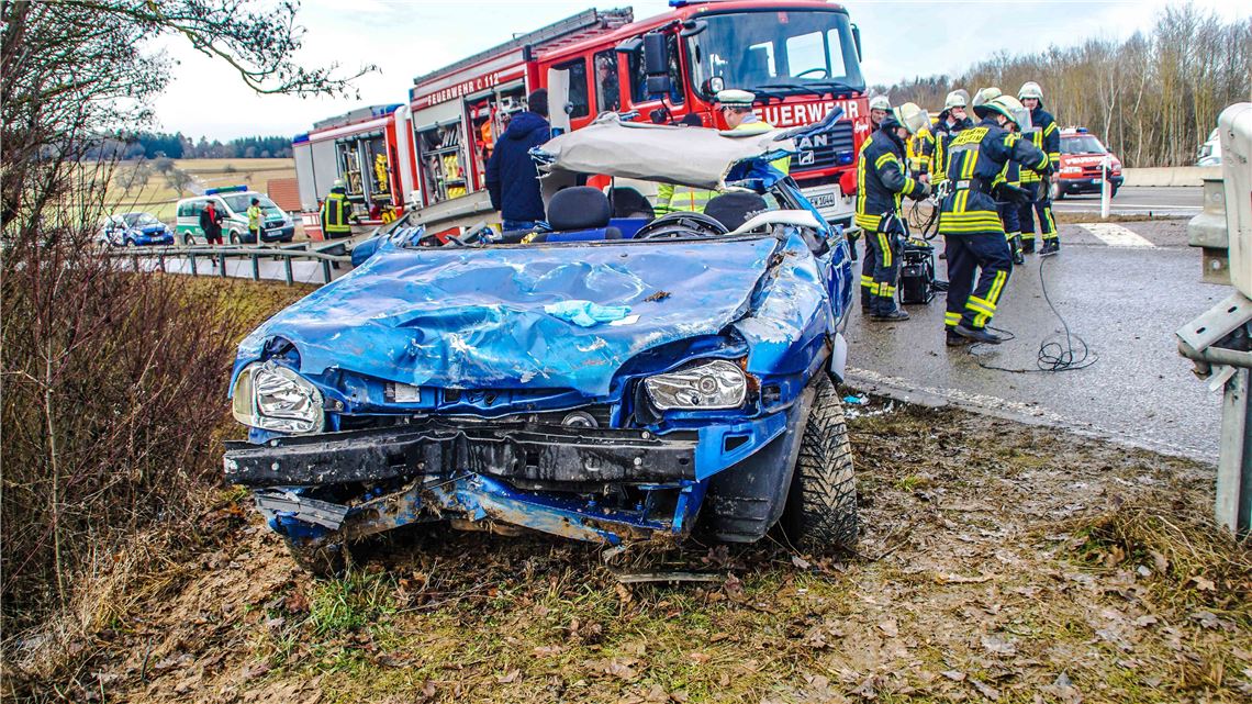 Heimsheim: PKW kracht unter Leiterplanke - Fahrerin schwerst verletzt