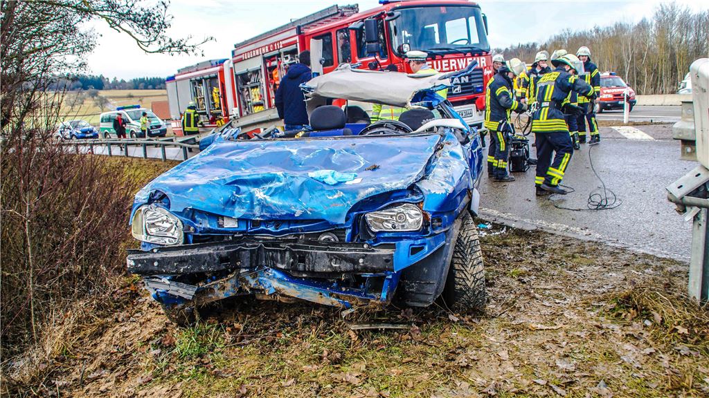 Heimsheim: PKW kracht unter Leiterplanke - Fahrerin schwerst verletzt